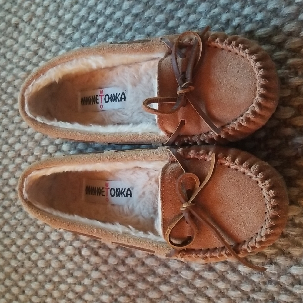 Minnetonka woman/girls slippers size 5